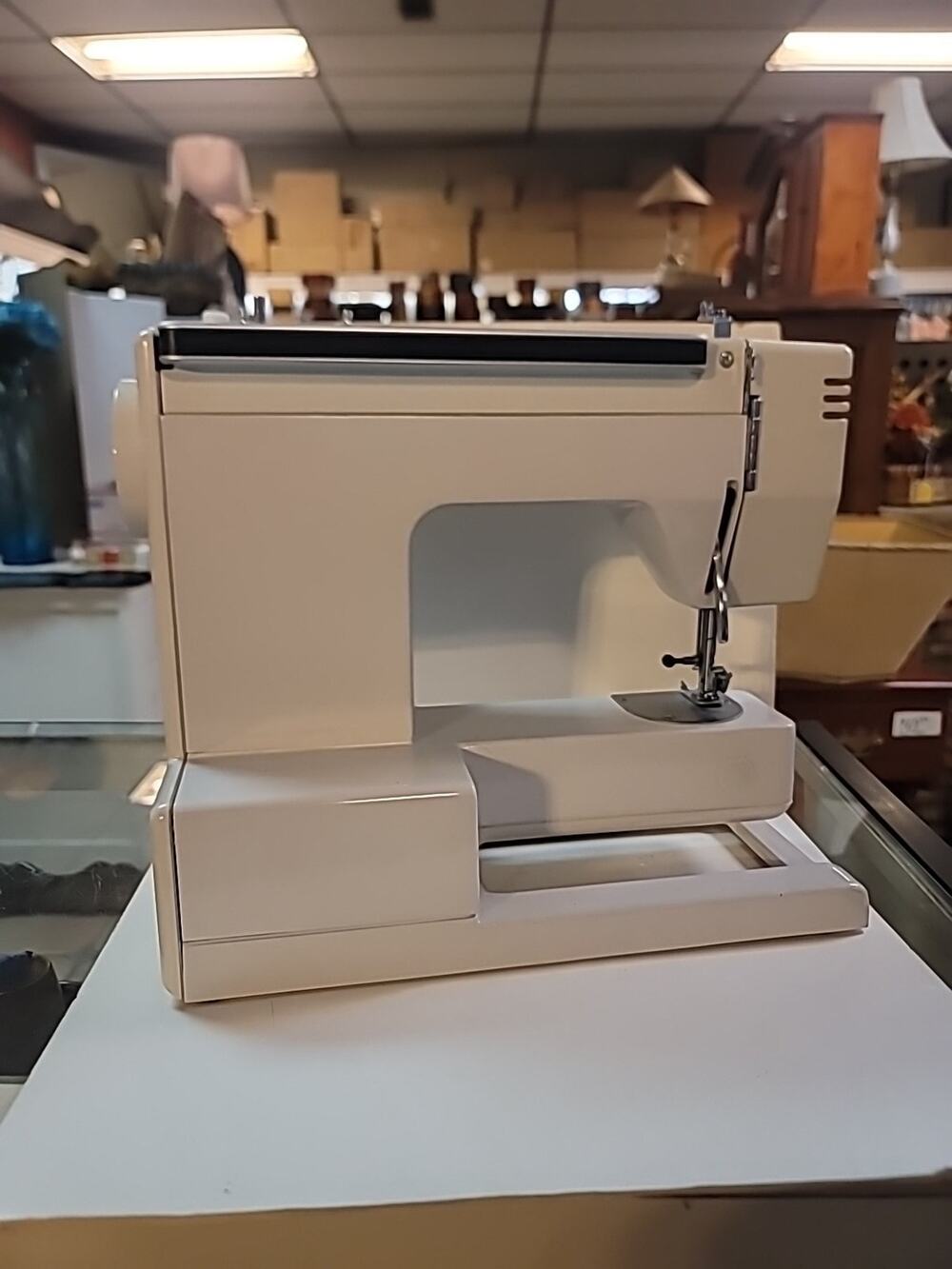 Vintage Necchi Model 537L Sewing Machine manual footpetal Arm WORKING Clean